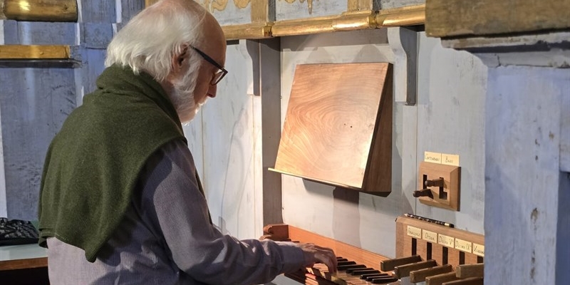 Il Maestro Prof.  Lorenzo Ghielmi mentre prova l’organo Stefanini.