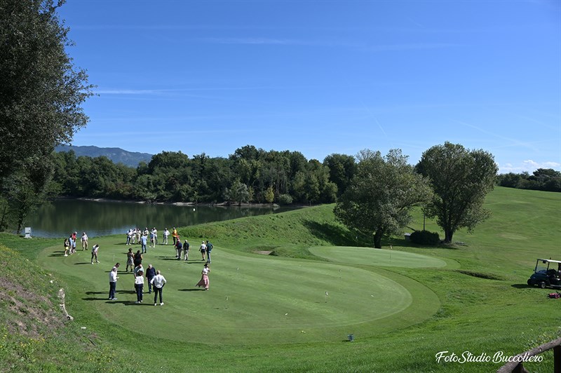 Un momento dei soci impegnati al gioco del golf.