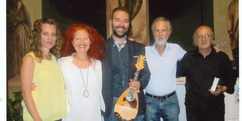 Foto ricordo a Castagno d’Andrea dopo il concerto con i genitori di Alesia, da sinistra Simonetta, fidanzata del maestro Palladino, Anna Corallo, il maestro Tiziano Palladino,