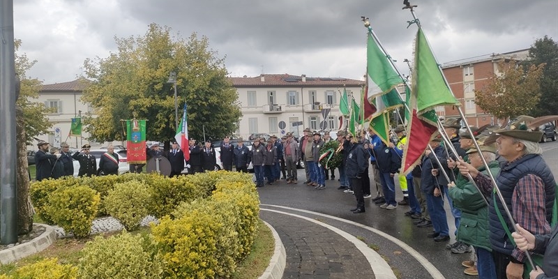 Davanti al Cippo dedicato agli alpini