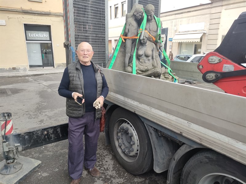 Il Monumento è sul camion per essere portato in fonderia con in primo piano lo scultore Niccolò Niccolai.