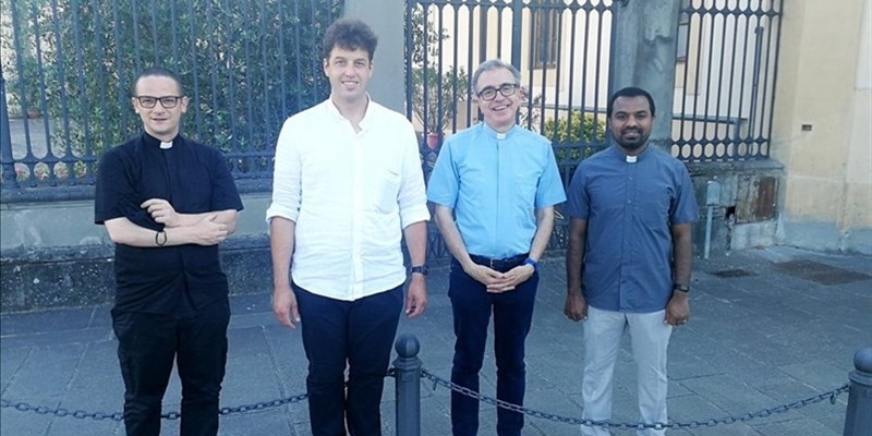 A destra don Nidhin Kochuveetil Joseph, insieme ad alcuni confratelli, Don Matteo, Don Antonio e Don Luciano.