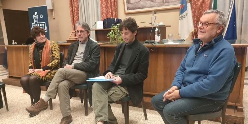 Bruno Becchi secondo da sinistra durante l’Ingorgo Letterario.
