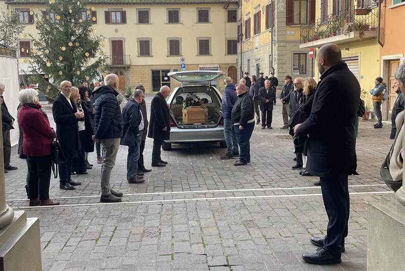 L'arrivo del feretro in chiesa