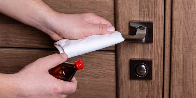 Come pulire le porte in legno e ripristinare la loro lucentezza originale con un trucco totalmente fai da te - okmugello.it