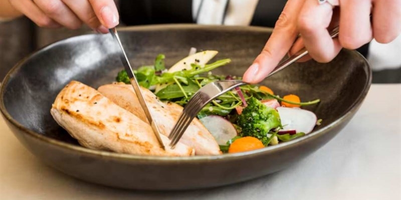 “Il modo migliore per saziarsi è iniziare i pasti mangiando proteine”: farmacista spiega il motivo