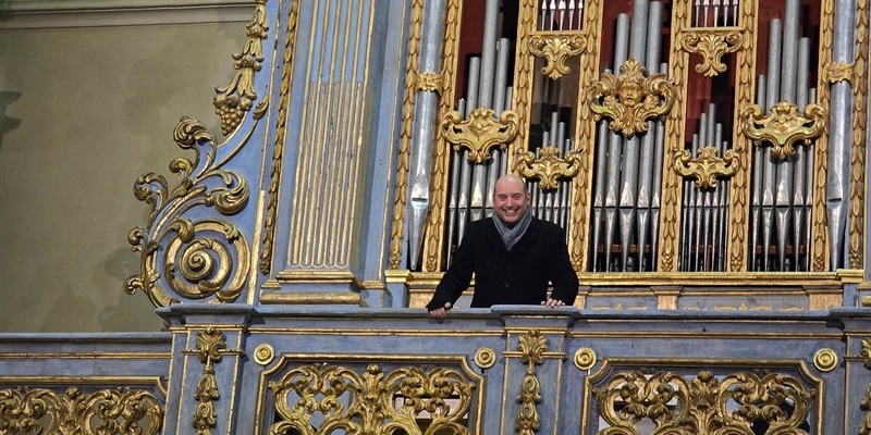 Il Maestro  Riccardo Torricelli mentre riceve gli applausi dopo il suo bellissimo concerto.