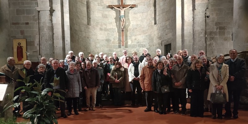 Foto ricordo delle coppie di sposi dopo la Santa Messa in Pieve.