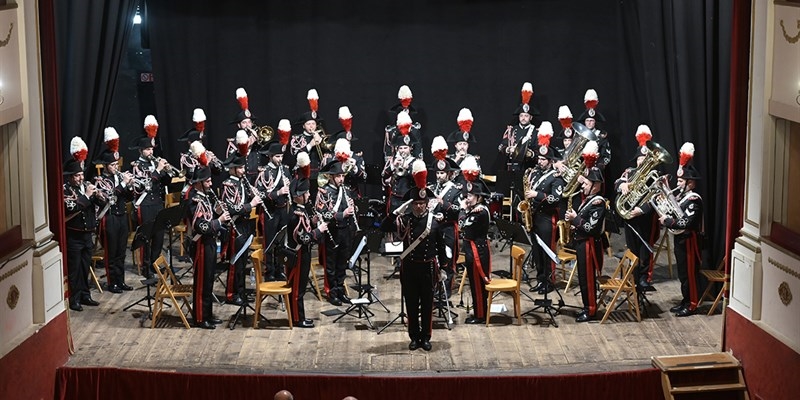 La fanfara Musicale della Scuola dei Marescialli e Brigadieri di Firenze sul proscenio del Teatro Giotto.