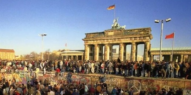 1989 - Riaperta la porta di Brandeburgo (36 anni fa)