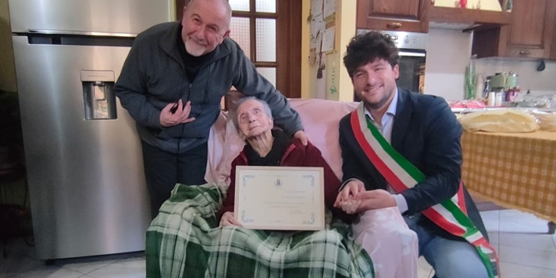 Nonna Titina con il sindaco Tagliaferri e don Maurizio.