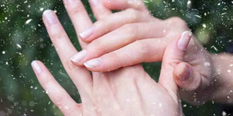 Mani fredde, con questi 6 trucchi non temi l'inverno: calde e morbide con un solo gesto - okmugello.it