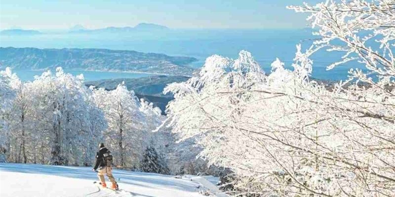 Luogo incontaminato in Italia: sci vista mare