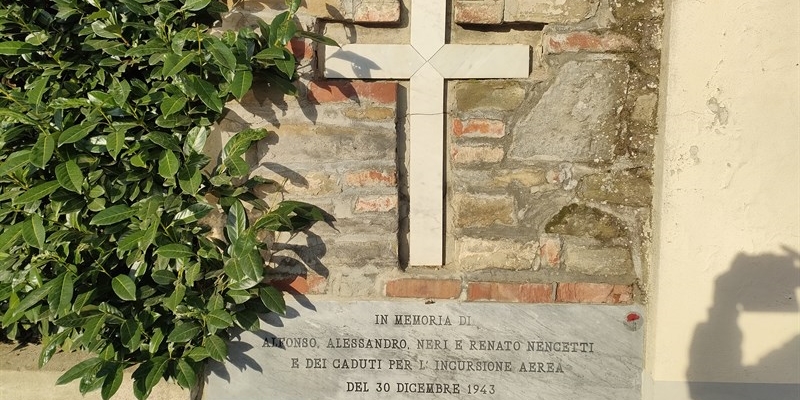 Via Trento. Una Croce ricorda la morte di quattro componenti della famiglia Nencetti: Alfonso di anni  58, i figli Alessandro di anni 30 e Neri di anni 17 e il nipote  Renato di anni 35.