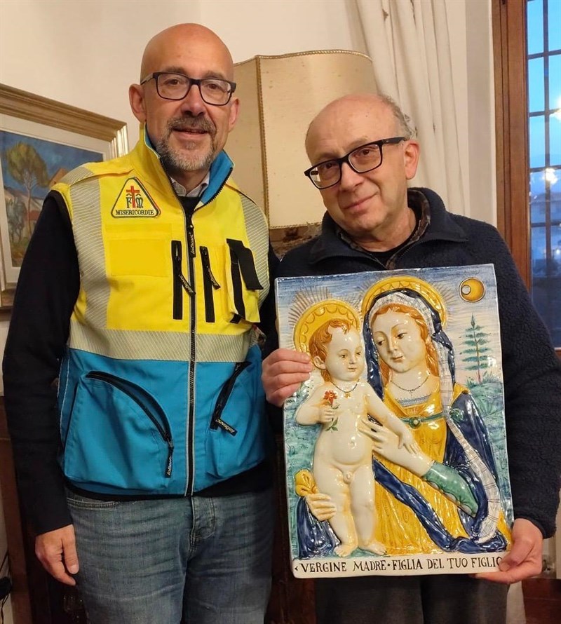Il Governatore Misericordia Barberino Consegna l'immagine della Vergine Maria e il Bambino a Silvestro Forasassi