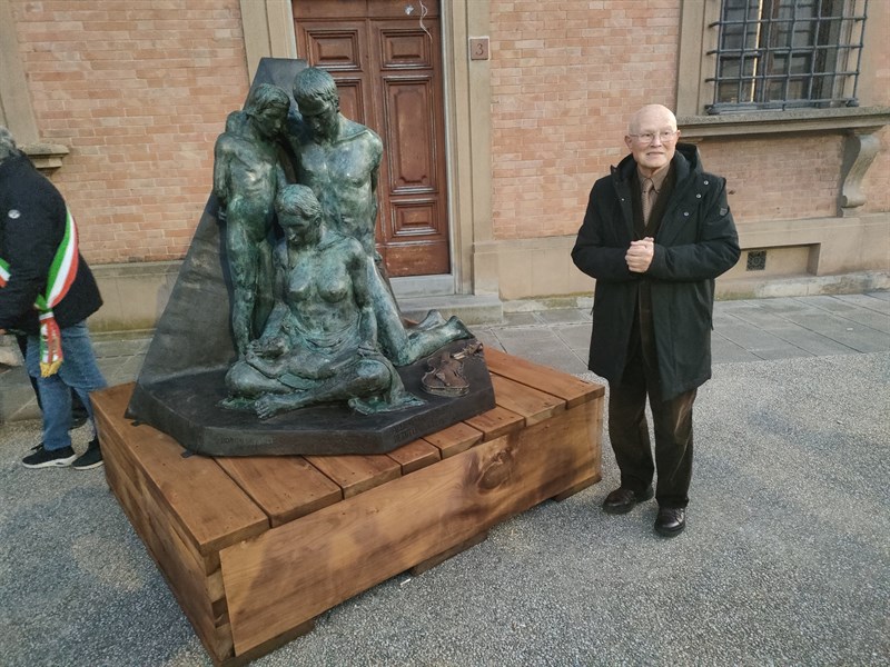 Il Prof. Niccolò Niccolai vicino alla sua opera in bronzo