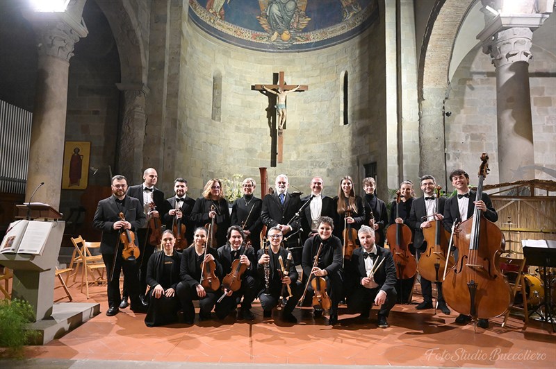 Il complesso orchestrale riceve gli applausi dopo il concerto nella Pieve
