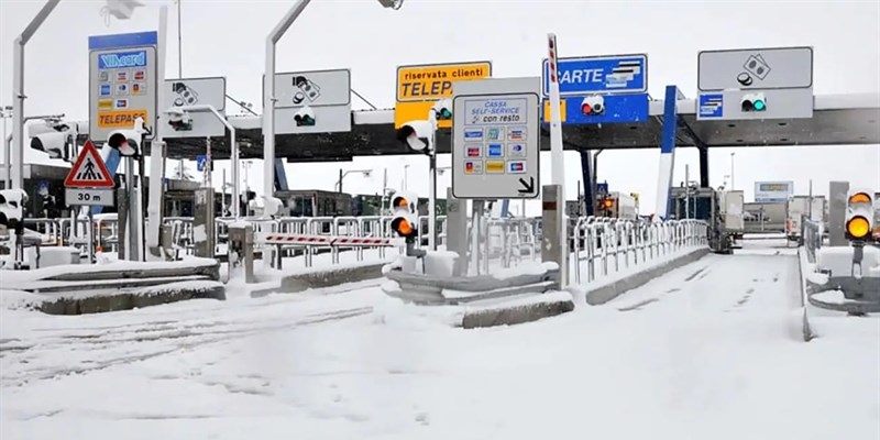 Casello chiuso per neve