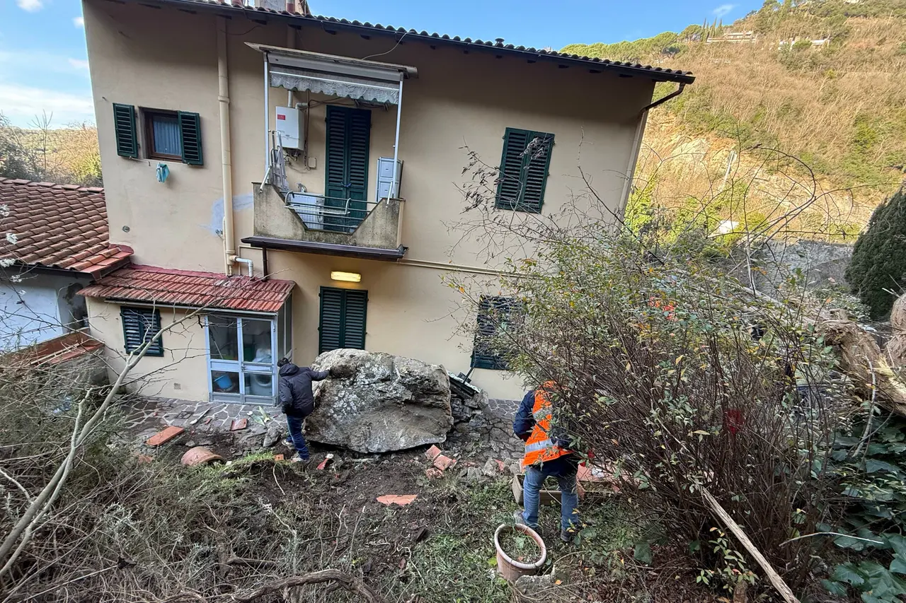 Il masso che ha sfiorato la casa in via faentina foto riccardo germogli fotocronache germogli