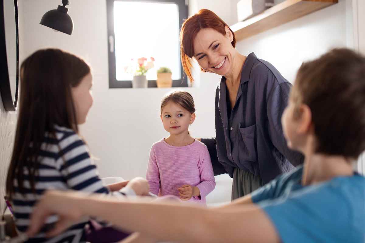 donna tre figli bambini