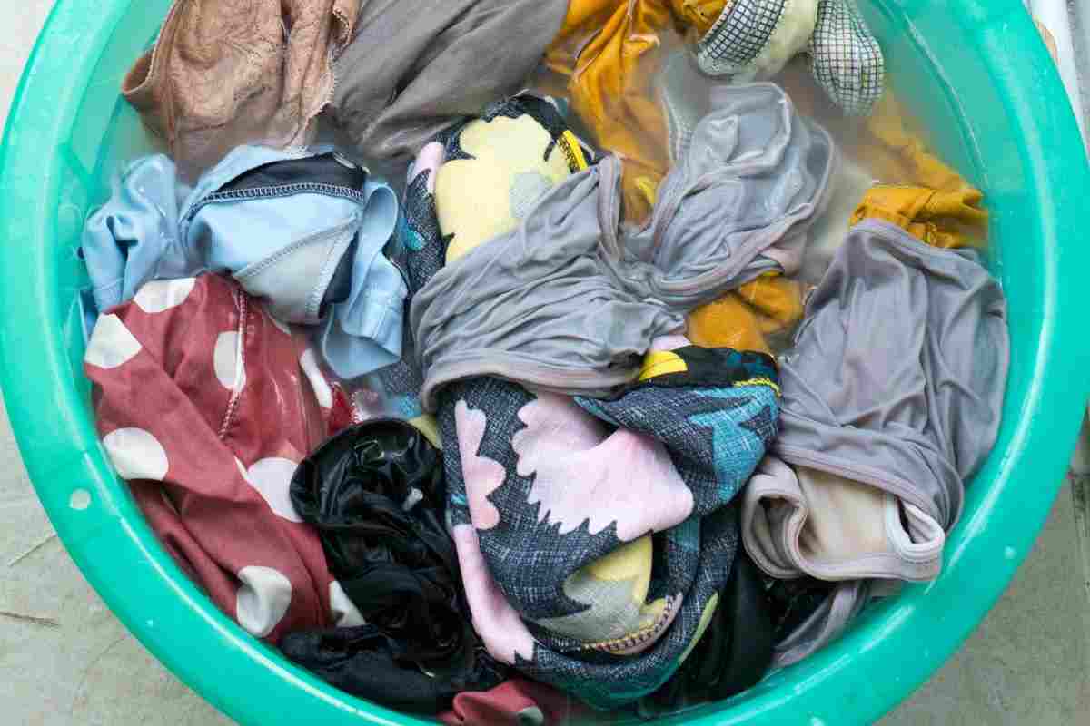non mettere i panni sporchi in lavatrice: usa la bollitura