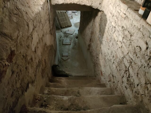 La foto del sotteraneo sotto al Campanile della Pieve dove furono nascosti i componenti della famiglia Spiegel