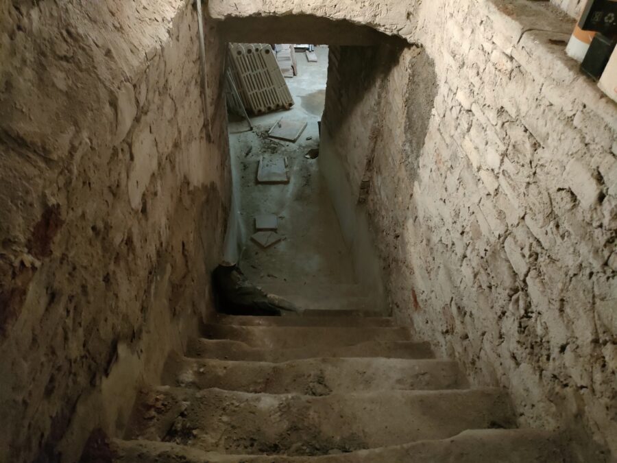 La foto del sotteraneo sotto al Campanile della Pieve dove furono nascosti i componenti della famiglia Spiegel