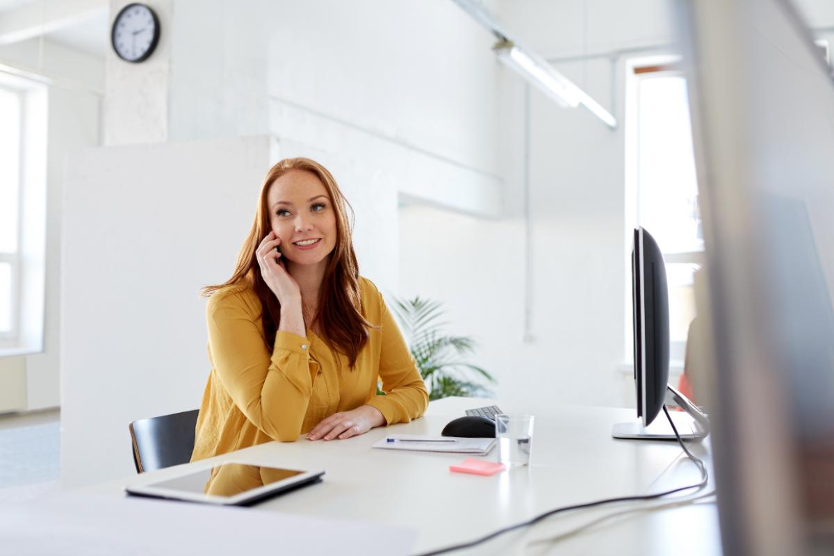 Donna ufficio chiamata