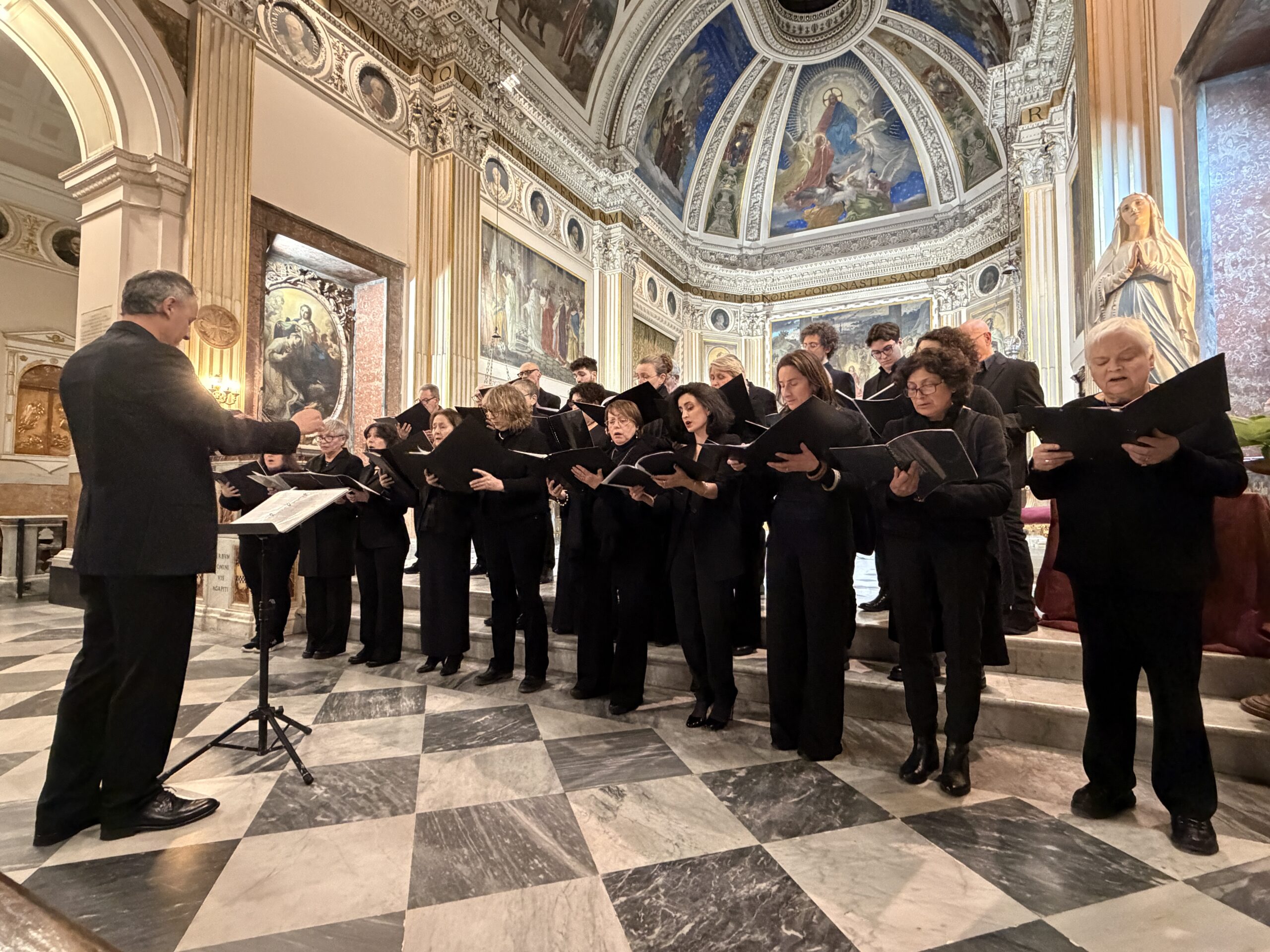 La corale Santa Cecilia diretta dal Maestro Andrea Sardi durante il concerto nella Cattedrale di Palestrina.