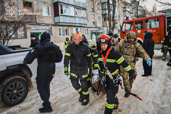 I soccorritori portano via un ferito