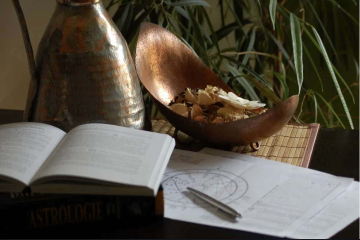 L’armonia tra Venere, Mercurio e un Giove retrogrado invita a recuperare dialoghi interrotti e a chiarire malintesi, promuovendo la comprensione