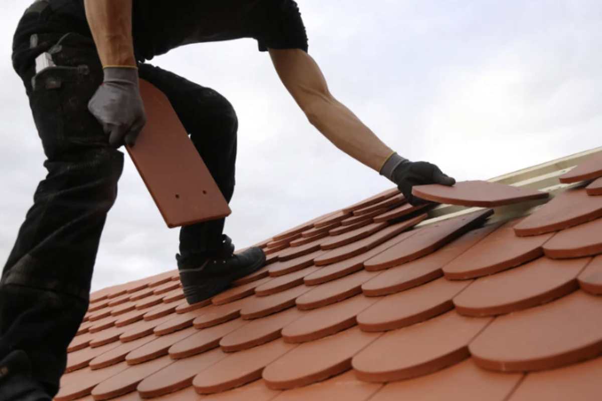 La normativa del 2026 contempla un’ampia gamma di lavori che rientrano nei Bonus Tetto. Si va dal rifacimento totale o parziale