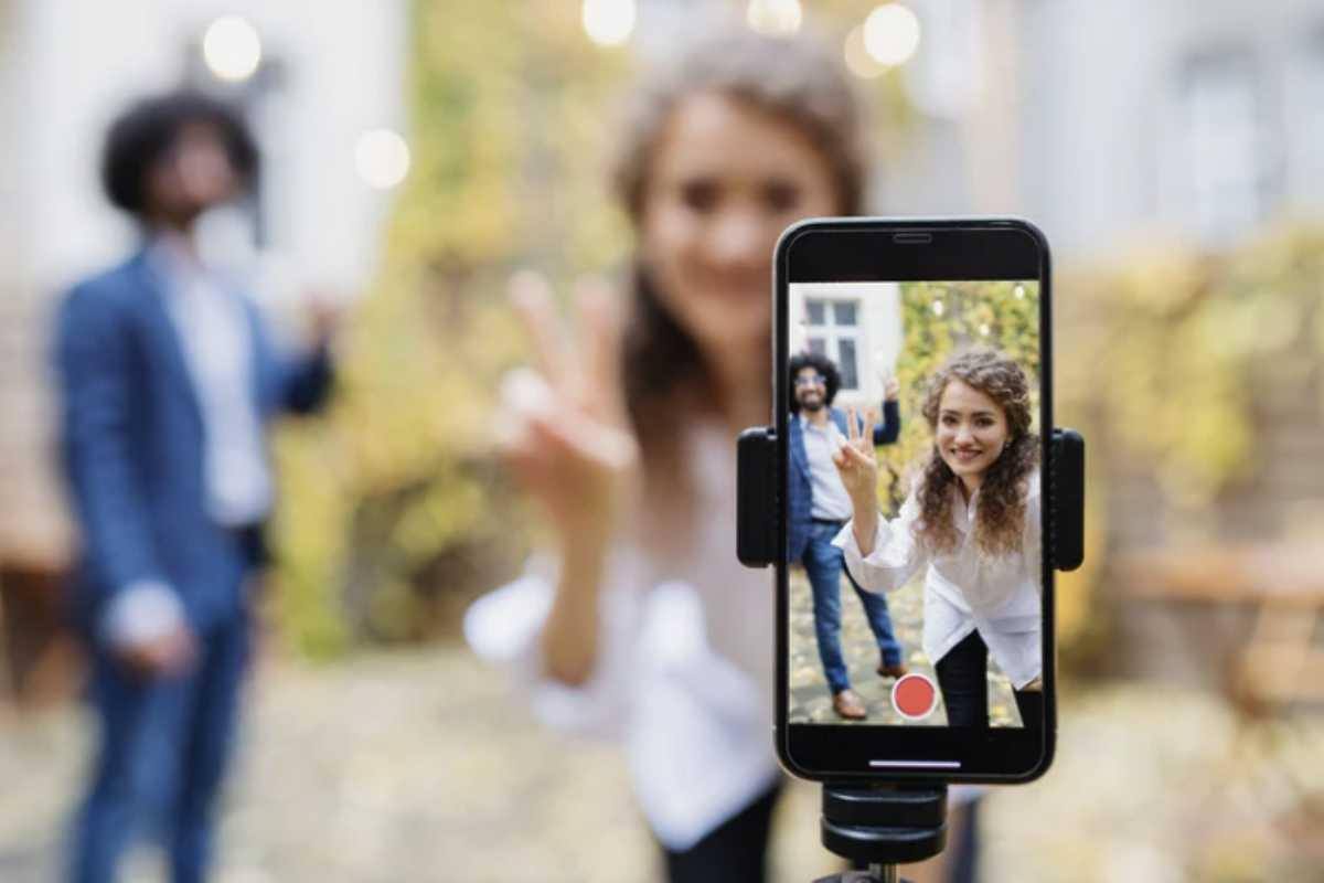 La verifica dell’età online rappresenta una sfida tecnologica e di privacy. Le piattaforme sono chiamate a sviluppare sistemi sofisticati