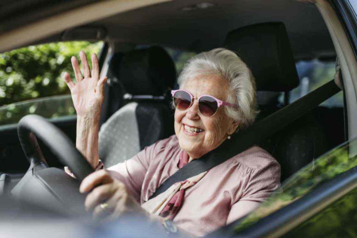 Anziano guida pericolo