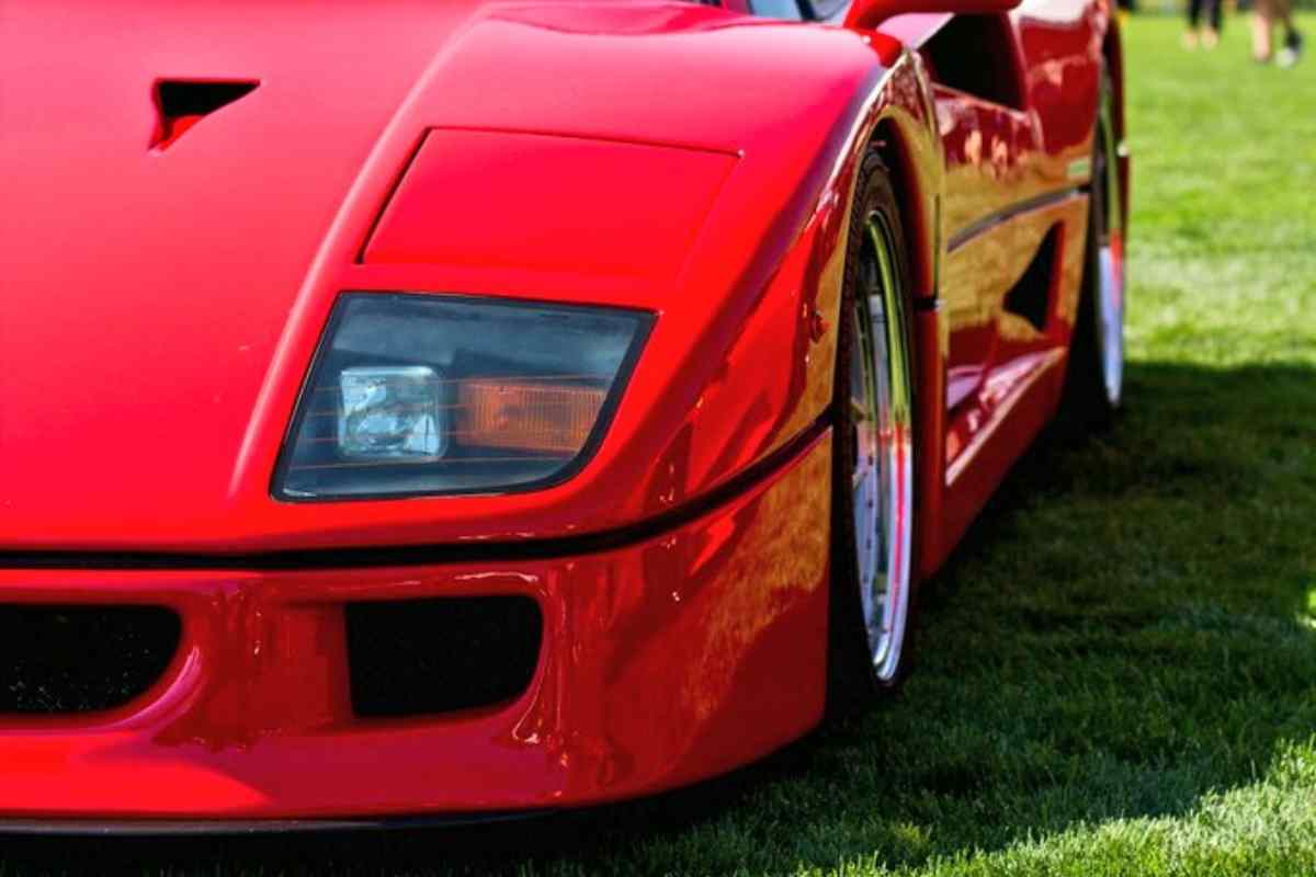 ferrari f40 dimenticata in garage