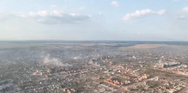 La città distrutta di Vovchansk ripresa da un drone