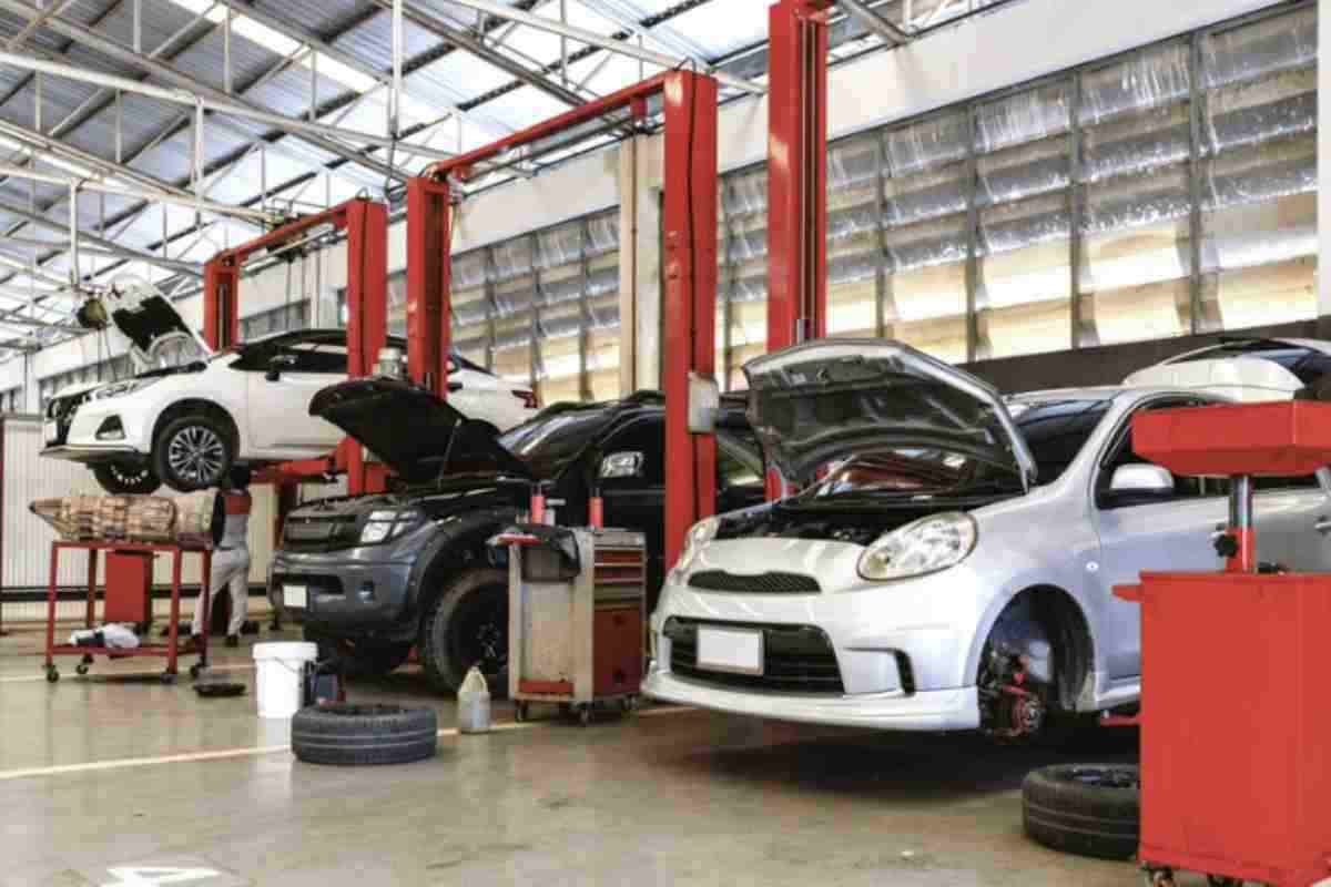 Uno dei segnali più chiari è l’accensione della spia motore sul cruscotto. Non sempre significa un guasto grave, ma è un campanello