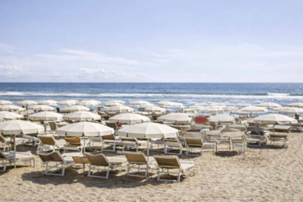 Una decisione ha segnato un punto di svolta nella gestione delle spiagge italiane, con l’obiettivo di ridurre l’inquinamento causato