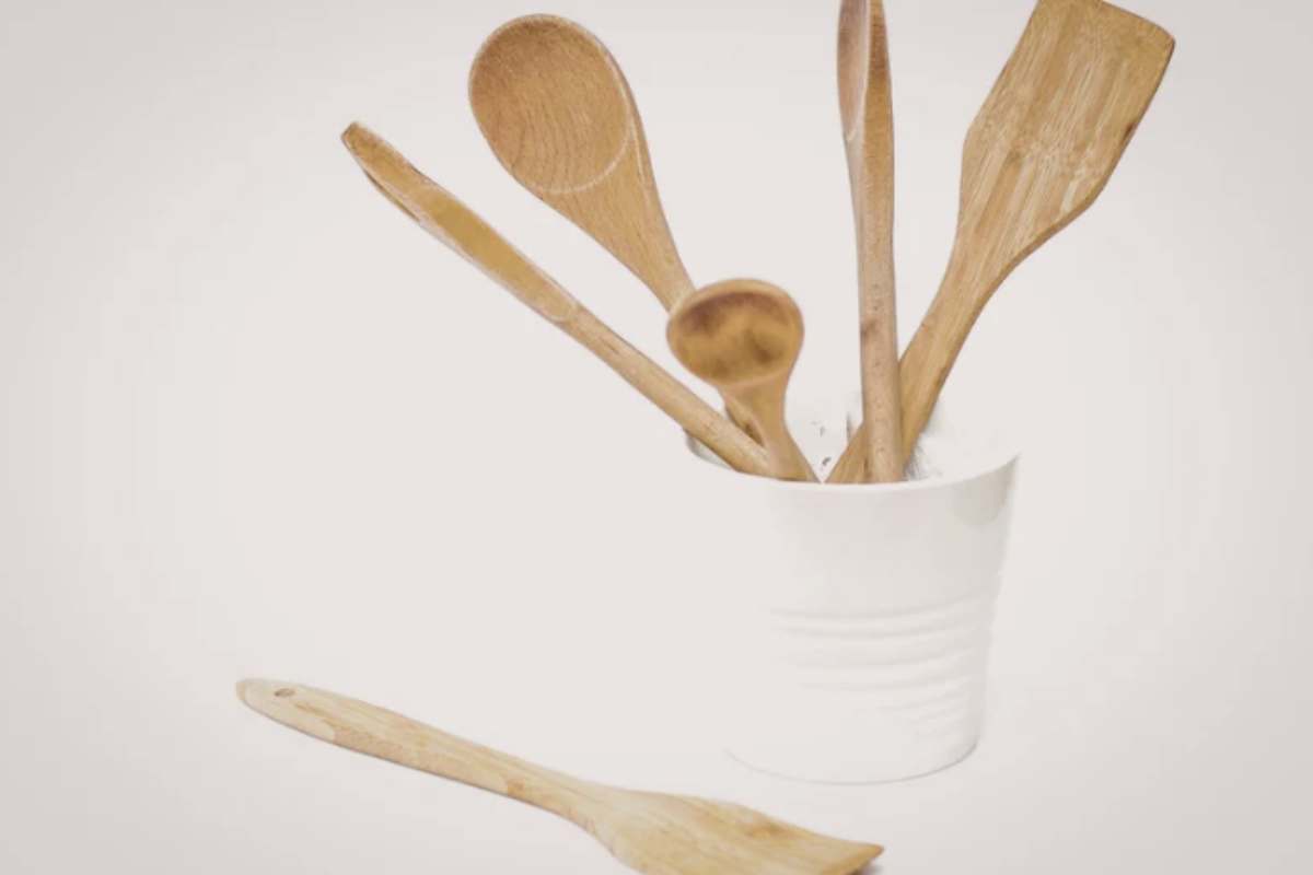 a regola di base è semplice: niente lavastoviglie. Il metodo più efficace resta quello tradizionale.