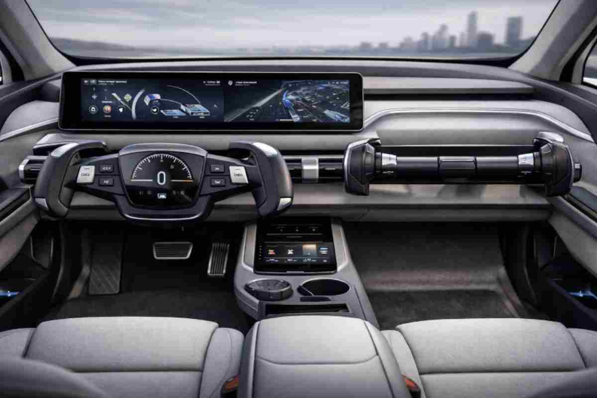 Un altro aspetto interessante riguarda la personalizzazione. Il volante non ha più una forma fissa: le sue sezioni laterali possono allungarsi