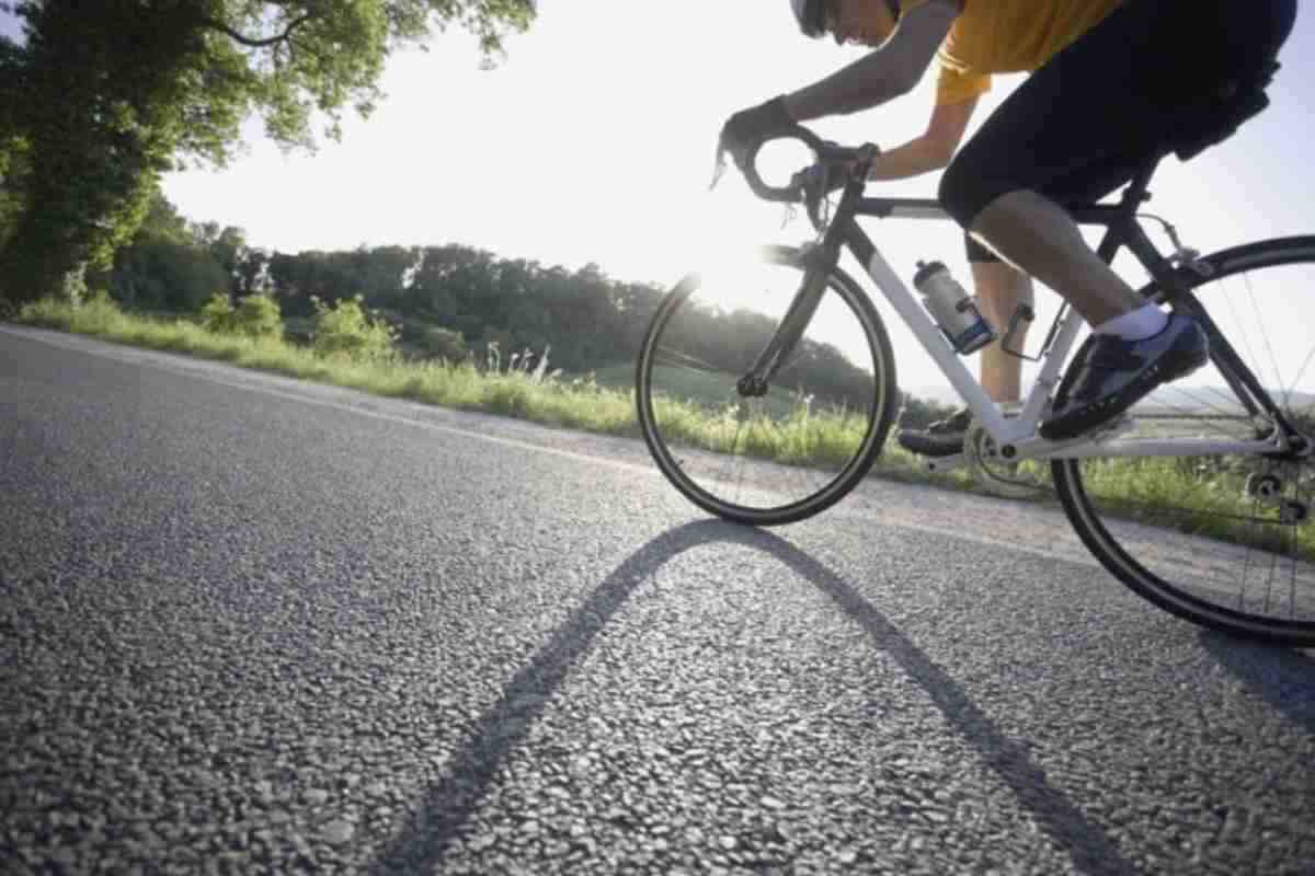 In assenza di una norma che vieti esplicitamente il passaggio sulle strisce pedalando, l'articolo 148 del Codice della Strada