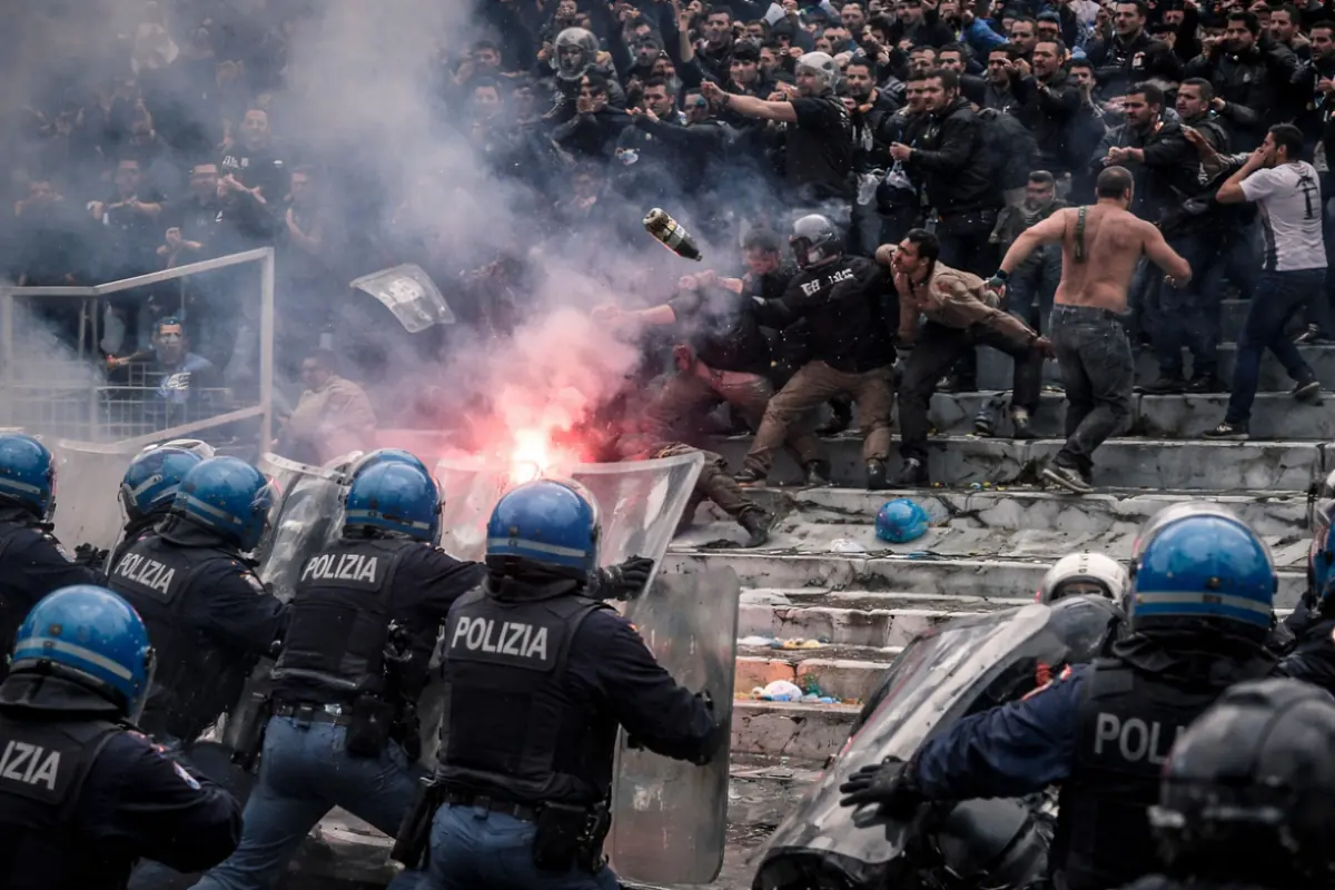 Scontri allo stadio tra tifosi e polizia