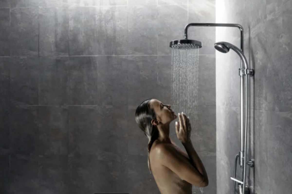 Per molti è un gesto automatico, quasi obbligato: la doccia quotidiana scandisce le giornate, soprattutto al mattino o dopo il lavoro.