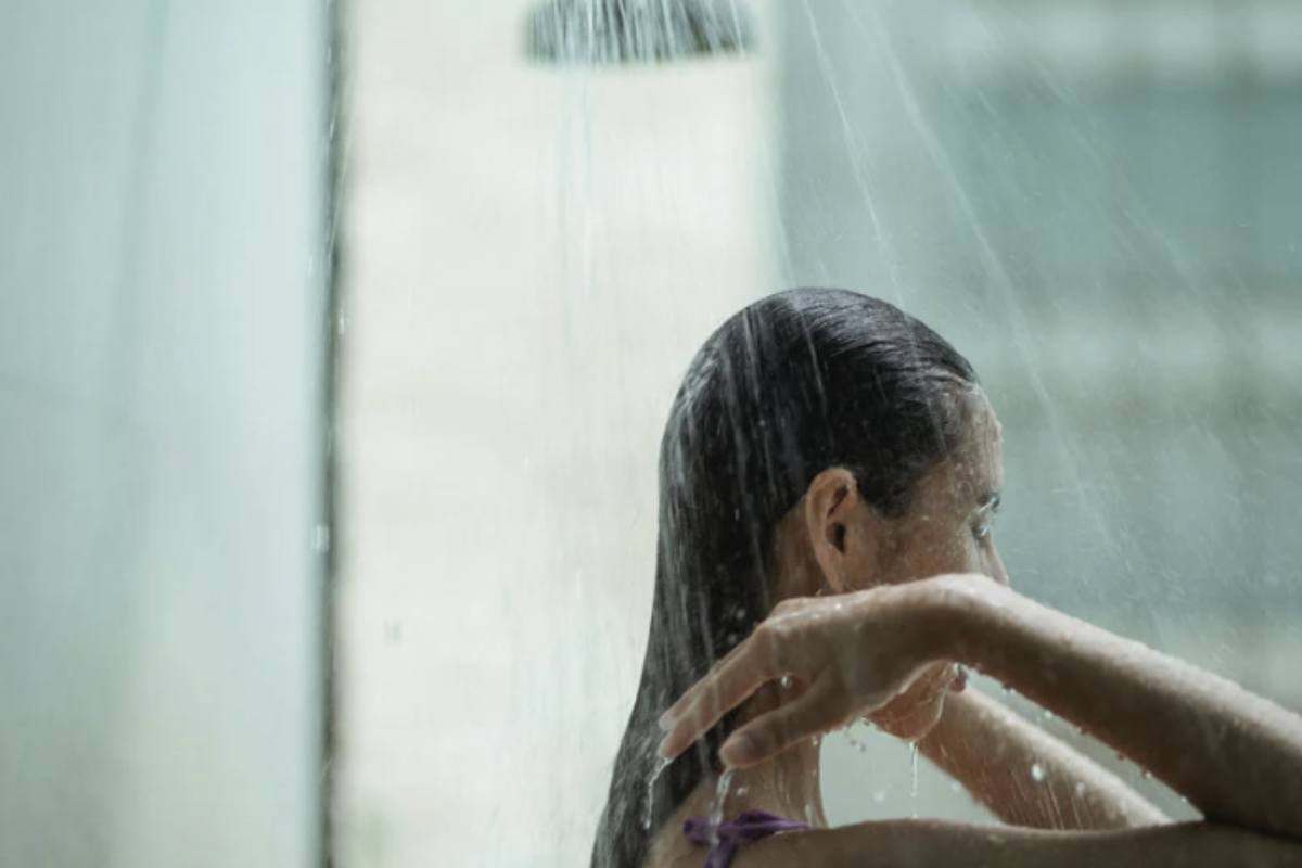 Il punto centrale, spiegano gli specialisti, non è tanto la frequenza quanto le modalità. Una doccia troppo lunga, con acqua molto calda