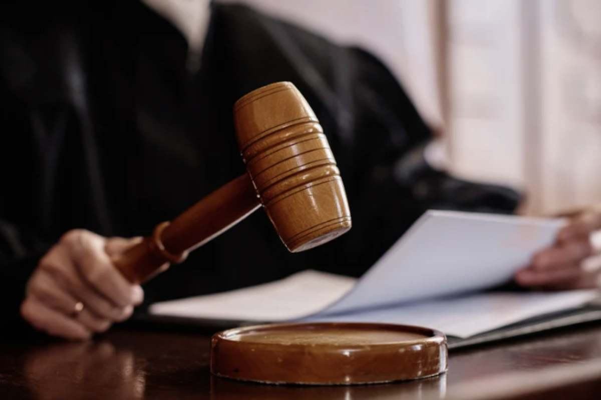 Negli ultimi mesi, diversi casi simili hanno sollevato dubbi sulla tenuta della procedura semplificata, soprattutto quando coinvolge persone