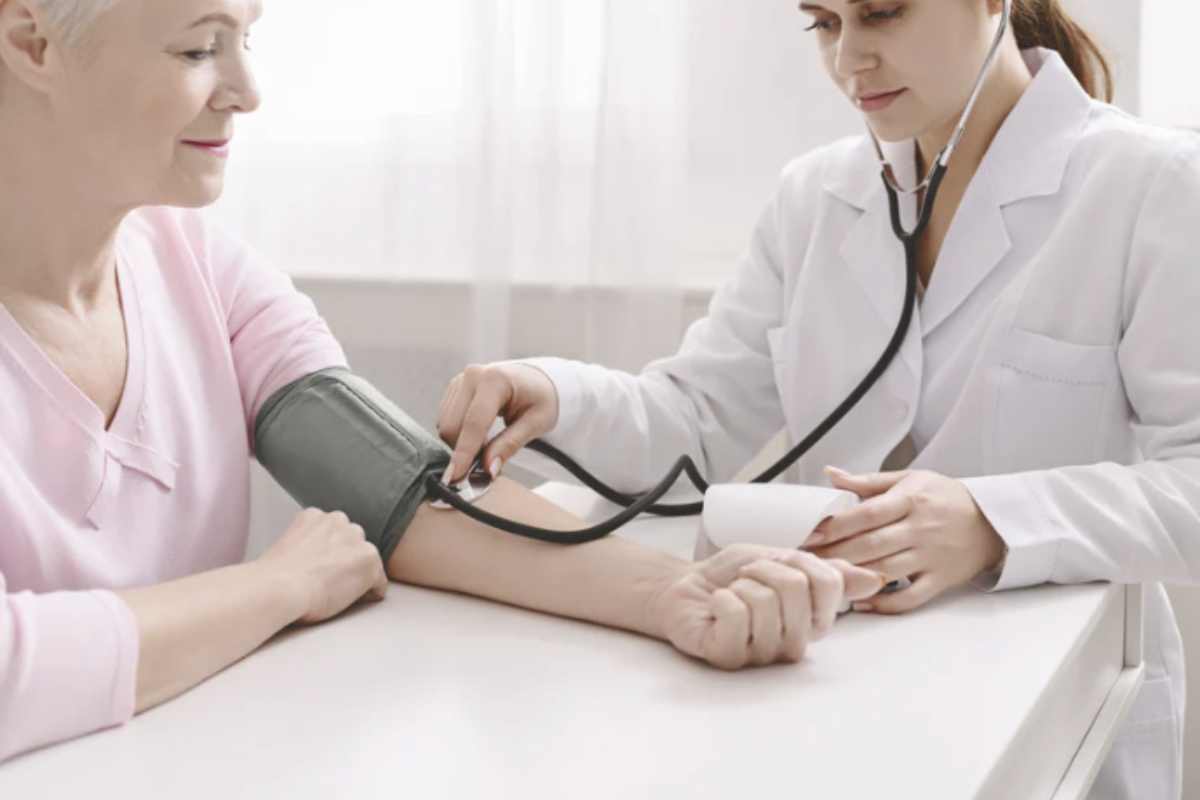 Le complicazioni acute legate all'ipertensione comprendono l'ictus, che può verificarsi quando la pressione elevata provoca la rottura