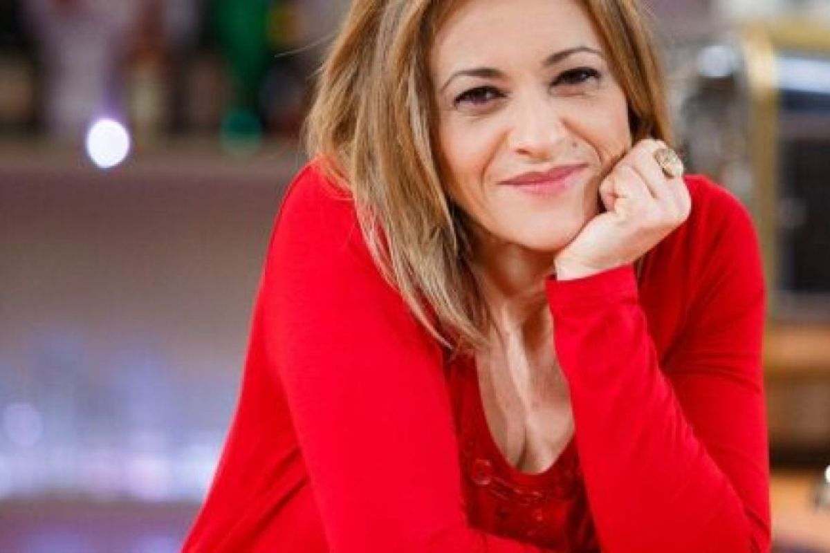 Silvia, l'attrice di un posto al sole al Bar Vulcano sul set, Luisa Amatucci