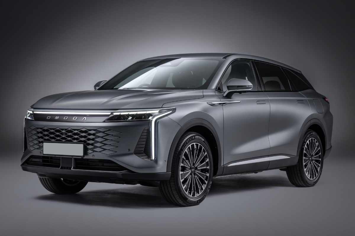 È all’interno che l’Omoda 9 SHS prova a fare il salto più evidente. L’abitacolo è dominato da grandi schermi digitali