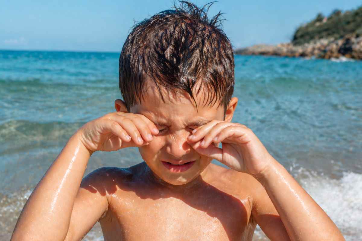 Bambino infastidito acqua occhi