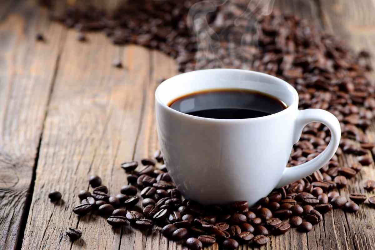 Caffè tazzina e chicchi di caffè